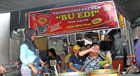 Tengkleng Klewer Bu Edi menjadi salah satu kuliner legendaris Solo yang berada di kawasan Pasar Klewer.