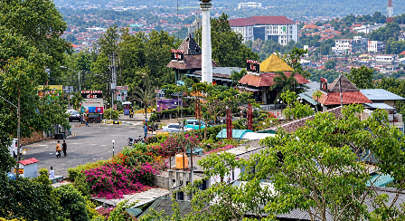 Nggak perlu itinerary ribet. Tinggal datang menjelang sore, cari tempat duduk, pesan makanan atau minuman di sekitar, lalu menikmati suasana Kota Sema