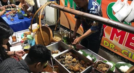 Nyore nggak harus mahal. Kadang sepiring nasi gandul hangat dan obrolan bareng teman udah cukup buat bikin sore jadi lebih nikmat.