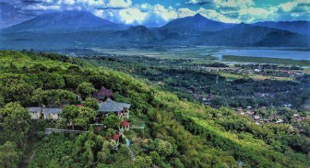 Tlogo Resort & Goa Rong View di Kabupaten Semarang menawarkan suasana resort di tengah perkebunan serta panorama Rawa Pening dan pegunungan.