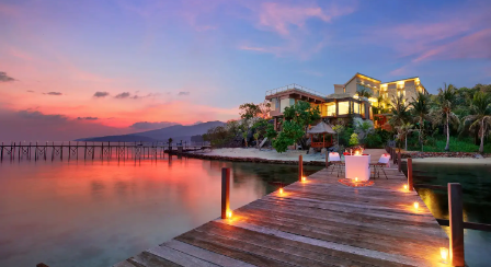 Royal Ocean View Karimunjawa menawarkan pengalaman menginap di tepi pantai dengan area pantai privat dan pemandangan laut yang memanjakan mata.