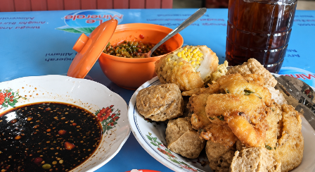 Nyore nggak harus selalu ngopi. Sesekali, tahu pong, kuah petis, dan obrolan sore juga bisa jadi pilihan.