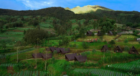 KEMA Merbabu menawarkan pengalaman glamping di lereng Gunung Merbabu dengan udara sejuk dan panorama pegunungan Boyolali.