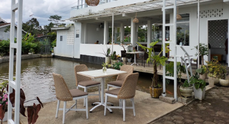 Dhayo Coffee & Space Wonosobo menawarkan suasana nongkrong dengan view persawahan yang hijau dan sejuk.