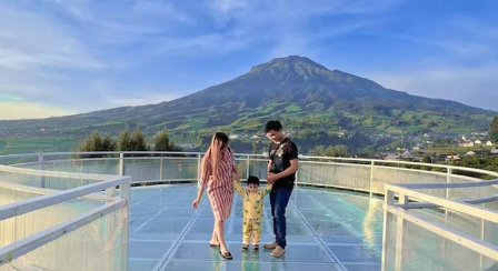 Ngopi sambil lihat gunung? Kenapa nggak? ??? Sigandul View Temanggung menawarkan suasana nongkrong yang beda dengan panorama Gunung Sindoro dan Sumbin