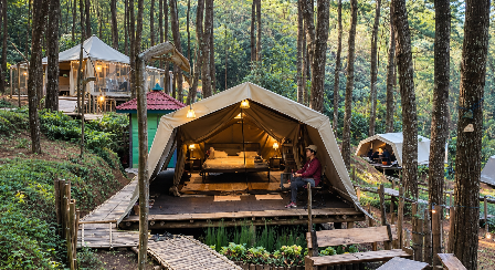 Butuh healing dengan suasana yang beda? ??? De’Loano Glamping di Purworejo menawarkan pengalaman menginap di tengah hutan pinus dengan konsep glamping