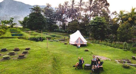 Mau staycation tapi pengen suasana yang lebih dekat sama alam? ??? Sitinggil Muncul di Kabupaten Semarang punya pilihan penginapan yang unik, mulai da