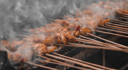 Sate Ambal Pak Kasman menjadi salah satu kuliner legendaris Kebumen dengan sate ayam dan sambal tempe yang khas.