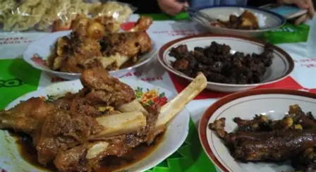 Gulai Melung Bu Hadi Purbalingga menyajikan olahan kambing dengan kuah gurih dan cita rasa rempah yang khas.