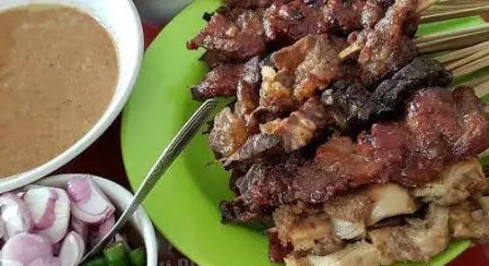 Sate Sapi Pak Kempleng 1 Ungaran menyajikan sate berbahan daging sapi dengan bumbu khas yang menggugah selera.