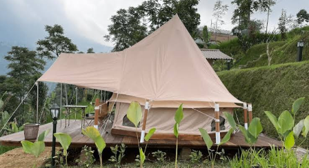 Tidur dengan view Telaga Menjer? Bisa banget. ???  The Heaven Glamping & Resto Wonosobo menawarkan pengalaman menginap di tengah suasana pegunungan de