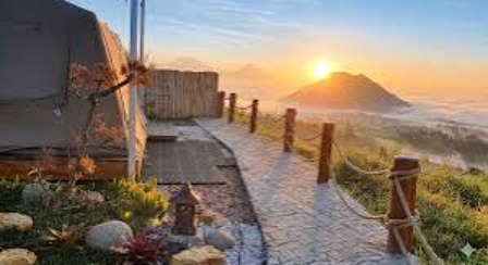 Nggak perlu jauh-jauh ke Korea buat dapetin vibes-nya ????  Svarga Meru Korean Glamping di Kopeng menawarkan pengalaman menginap ala Korea di lereng G