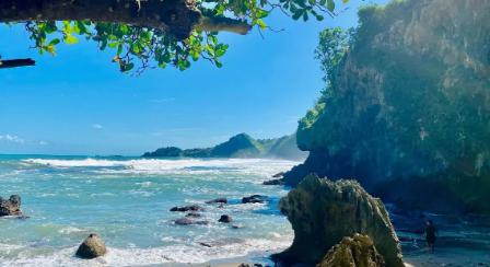 Pantai Gebyuran di Kebumen menawarkan panorama laut selatan dengan tebing karst dan goa yang masih alami.