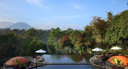 Staycation di tengah sejuknya pegunungan Magelang? ??? MesaStila Resort & Spa menawarkan pengalaman menginap dengan suasana alam, udara sejuk, dan nua