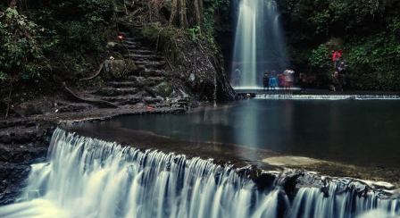 Air Terjun Tiga Tingkat di Kecamatan Jatinegara, Kabupaten Tegal, menawarkan pemandangan aliran air bertingkat di tengah suasana alam pedesaan.
