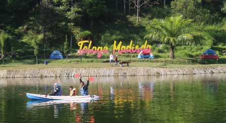 Pengen kabur sebentar dari ramainya kota? ?? Telaga Madirda di Karanganyar bisa jadi pilihan. Airnya jernih, udaranya sejuk, pemandangan lereng Lawu-n