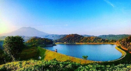 Waduk Segebyar di Desa Jambeyan, Sragen, dengan latar perbukitan dan Gunung Lawu.