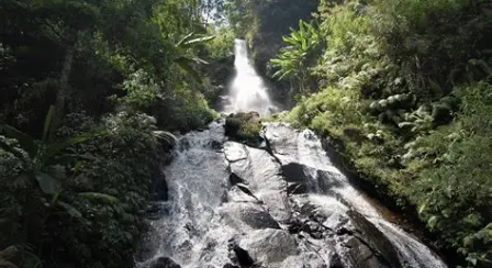 Air Terjun Girimanik di Desa Setren, Slogohimo, Wonogiri, memiliki tiga air terjun yang berada di kawasan lereng Gunung Lawu.
