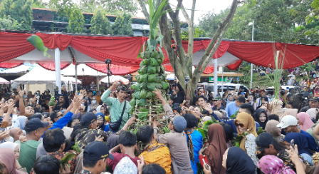 Namanya Sego Kethek, tapi bukan nasi pakai daging monyet! ??  Kuliner khas Desa Wisata Kandri, Semarang, ini punya cerita yang nggak kalah unik. Nasi 