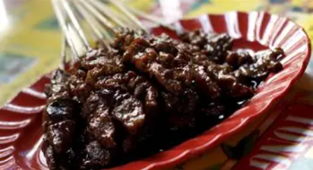 Bebek + entok = blengong. Terus dibikin sate? ??  Kalau biasanya sate identik dengan ayam atau kambing, Brebes punya versi yang beda. Namanya Sate Ble