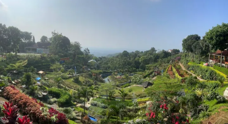 Cuma Rp3 ribuan, udah bisa liburan di lereng Muria! ? Sitiluhur Park di Pati punya banyak wahana keluarga, mulai dari kereta kebun, terapi ikan, sampa