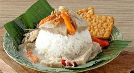 Sego Tewel Mbah Sulaseh menjadi salah satu kuliner khas Pati yang telah bertahan sejak 1978.