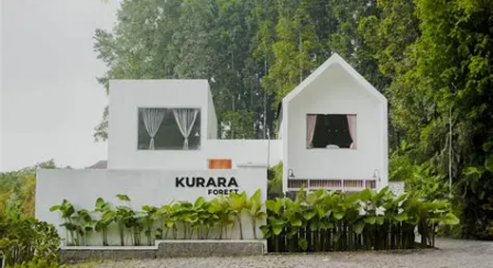 Nginep di tengah hutan tapi tetap mau fasilitas lengkap? ??  Kurara Forest Batang bisa jadi pilihan. Berada di kawasan Kembanglangit, penginapan ini p