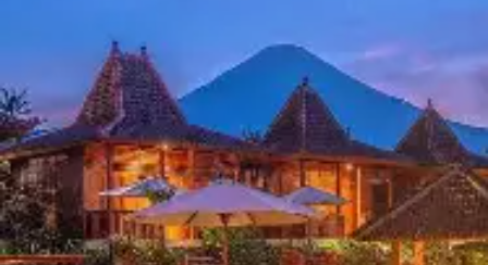 Bangun tidur langsung disambut view Telaga Menjer? ???  Bagas Luxury Camp Wonosobo menawarkan pengalaman glamping dengan suasana pegunungan dan panora