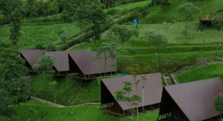 Nggak harus naik gunung buat menikmati suasana Merbabu. ??? KEMA Merbabu Glamour Camping di Boyolali menawarkan pengalaman menginap dengan suasana peg