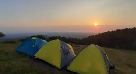 Cuma Rp60 ribuan udah bisa camping di lereng Muria! ?? Bukit Pengusen Pati punya suasana pegunungan yang sejuk, panorama alam yang luas, dan spot sunr