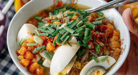 Soto kok pakai getuk? ? Jangan salah, ini bukan eksperimen random. Namanya Soto Kletuk, kuliner khas Blora yang punya topping unik berupa potongan get