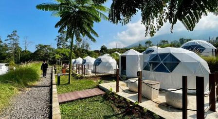 Damar Valley Glamping menawarkan pengalaman menginap dengan suasana pegunungan dan panorama alam Wonosobo.