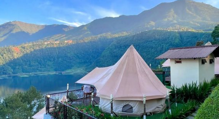 The Heaven Glamping menawarkan pengalaman menginap dengan panorama Telaga Menjer di Wonosobo.