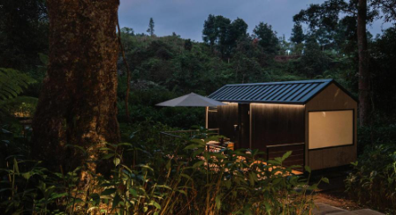 Bobocabin Baturraden menawarkan pengalaman glamping modern di tengah hutan damar kawasan Baturraden, Banyumas.