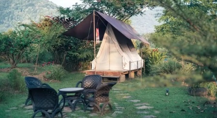 Sitinggil Muncul menawarkan pengalaman eco-glamping dengan panorama persawahan dan pegunungan di Banyubiru, Kabupaten Semarang.