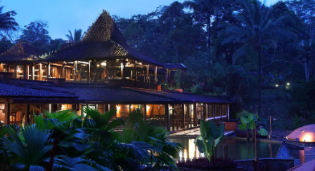 MesaStila Resort and Spa menawarkan pengalaman menginap di tengah perkebunan kopi dengan villa joglo dan suasana pegunungan Magelang.
