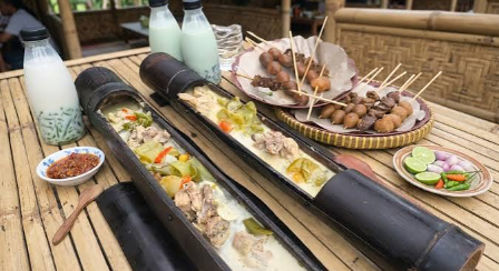 Garang asem biasanya dibungkus daun pisang, tapi yang satu ini dimasak langsung di bambu! ?? Garang Asem Bambu di Warung Kinasih Tuntang menawarkan ar