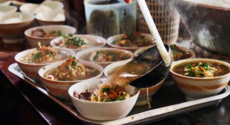 Warung Soto Mbak Mintol di Trucuk, Klaten, menawarkan pengalaman makan soto sambil duduk di atas kolam ikan.