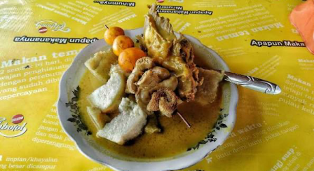 Lontong kok bentuknya segitiga? ? Kalau ke Rembang, lu wajib kenalan sama Lontong Tuyuhan. Disajikan dengan kuah santan gurih, rempah yang nendang, da