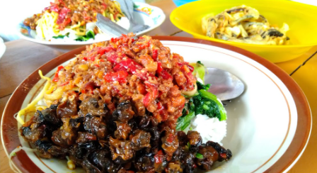 Pecel Keong Mbak Toen di Banyubiru, Kabupaten Semarang, dengan sajian pecel sayur dan olahan keong sawah yang menjadi menu khas.