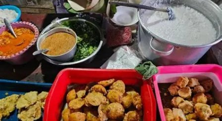 Bubur Krajan Limbangan di Kendal, kuliner pagi dengan harga terjangkau dan proses memasak menggunakan tungku serta kayu bakar.