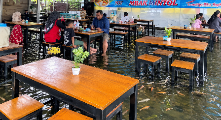 Makan soto kok kaki malah dikelilingi ikan? ?? Di Klaten ada Warung Soto Mbak Mintol yang menawarkan pengalaman makan unik di atas kolam ikan. Soto-ny