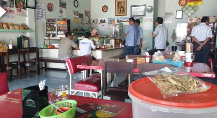 Rumah Makan Bu Carik di Parakan, Temanggung, yang dikenal sebagai kuliner legendaris dengan menu brongkos daging, empal, dan pecel khas Jawa.