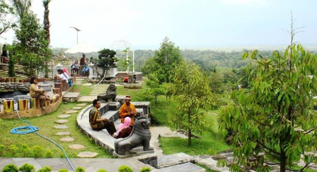 Lagi cari wisata Boyolali yang nggak cuma jual pemandangan? ? Lembah Gunung Madu punya suasana alam yang asri, spot foto, kuliner, sampai wahana seper