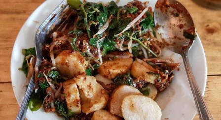 Pecel Pakis Colo, kuliner khas Kudus dengan sayuran daun pakis muda dan bumbu kacang gurih di lereng Gunung Muria.