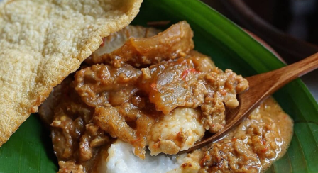Tumpang Koyor Podomoro di Salatiga, kuliner legendaris dengan koyor sapi dan kuah tumpang yang telah dijual sejak 1969.