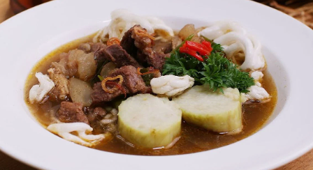 Pindang Tetel, kuliner khas Pekalongan dengan tetelan daging sapi, kuah kluwek, dan kerupuk usek sebagai pelengkap.