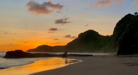 Nggak harus ke pantai yang rame buat menikmati laut ? Pantai Pecaron Kebumen punya suasana yang lebih tenang dengan perpaduan laut dan tebing hijau ya