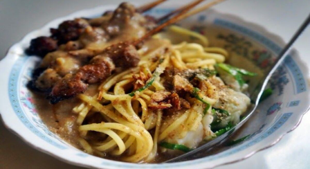 Mie Ongklok Longkrang di Wonosobo, sajian mi dengan kuah kental bercita rasa gurih dan manis yang dilengkapi sayuran.