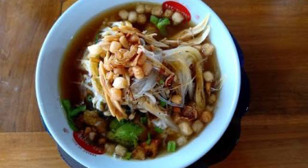Pernah dengar soto pakai klethuk? ? Soto Klethuk khas Blora punya ciri khas berupa potongan olahan singkong yang bikin teksturnya berbeda dari soto pa